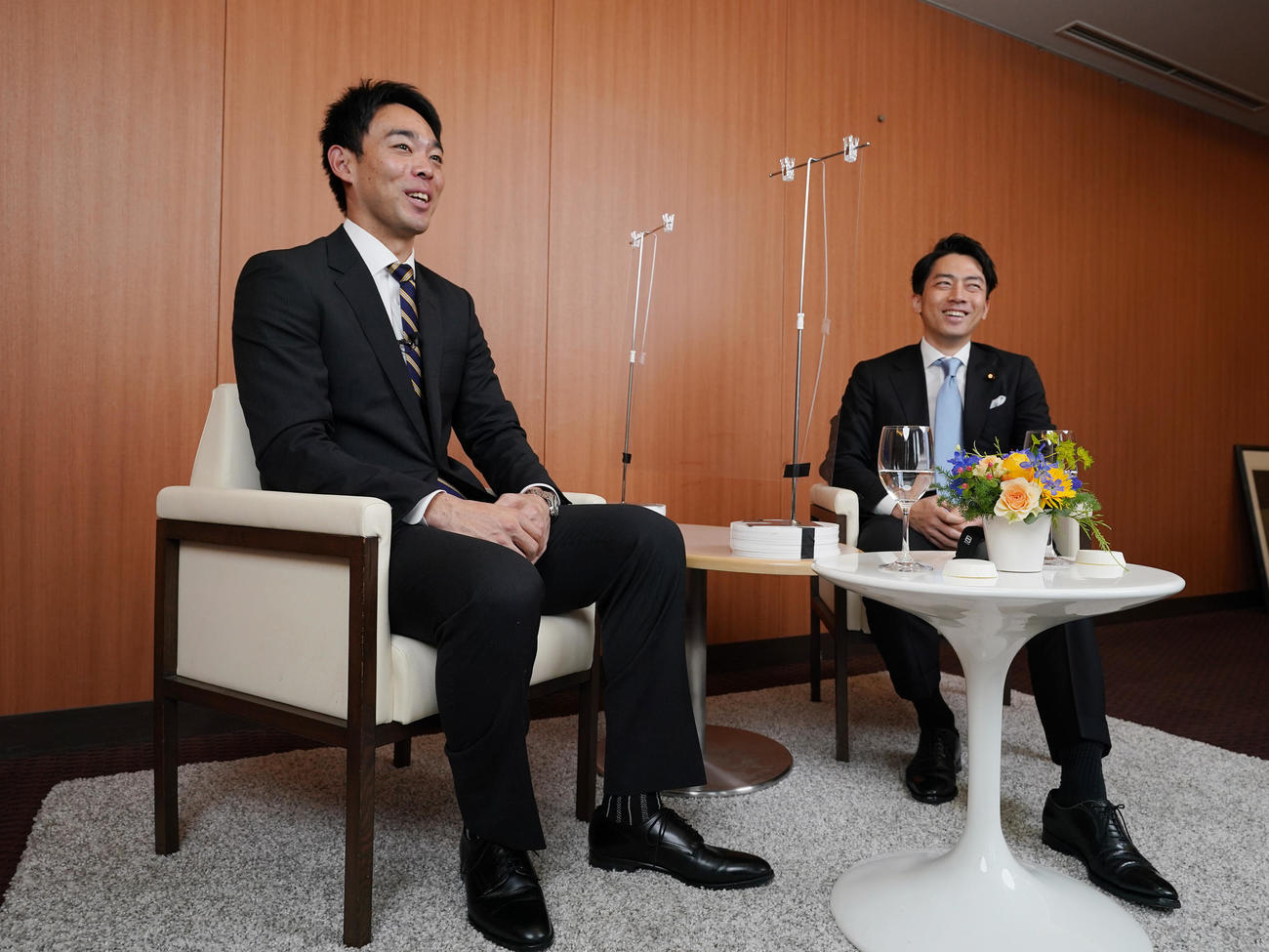 対談するレッズ秋山（左）と小泉環境相（撮影・菅敏）