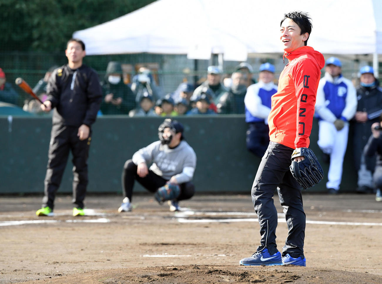 18年12月、野球教室で秋山に本塁打を浴びる小泉氏
