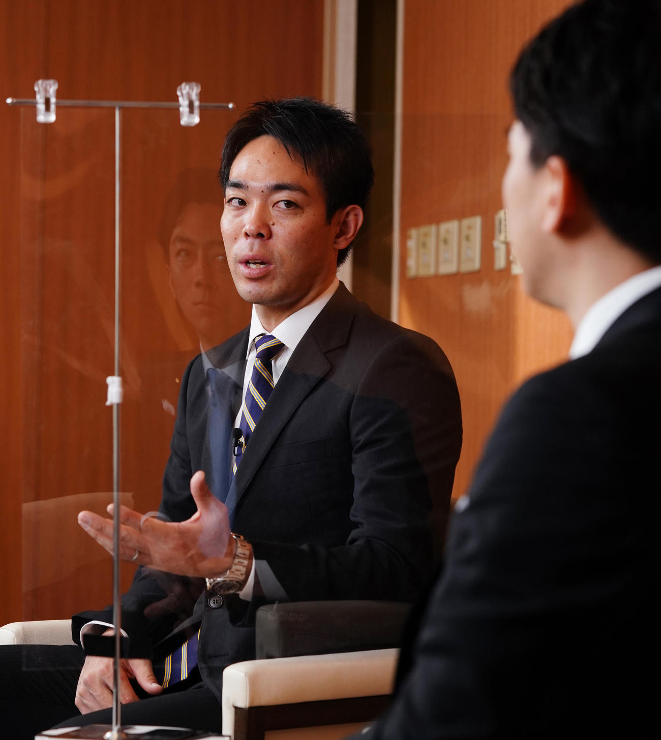 小泉環境相（右）と対談するレッズ秋山（撮影・菅敏）