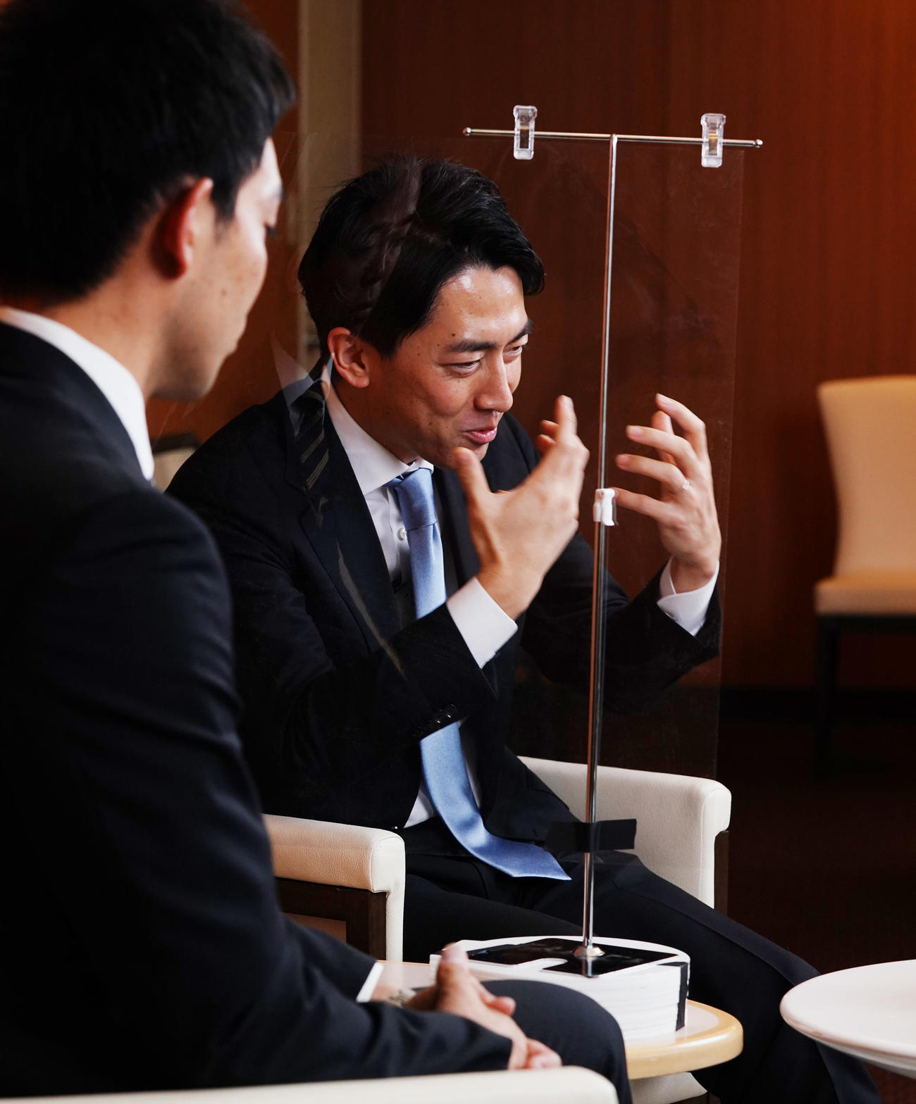レッズ秋山と対談する小泉環境相（撮影・菅敏）