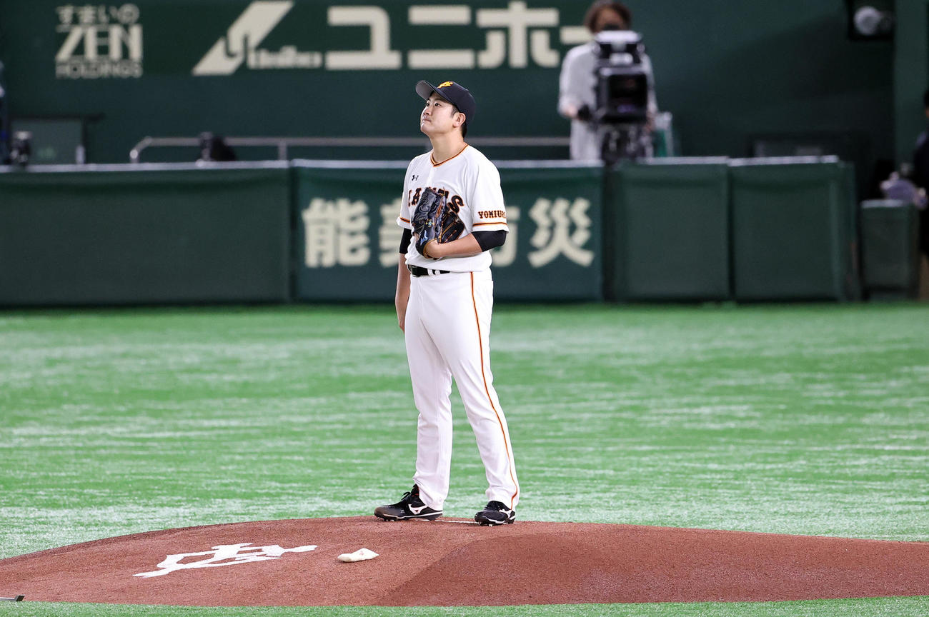 20年10月、広島戦の1回表、マウンドで大きく息を吸って集中する巨人菅野