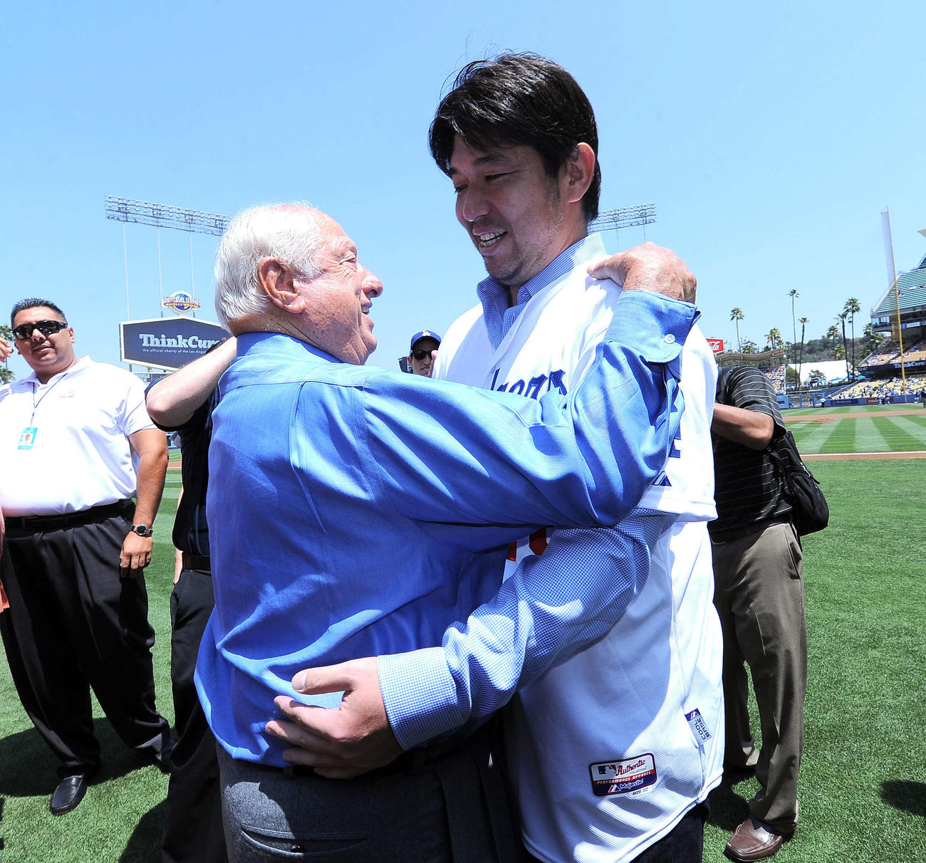 始球式を前にラソーダ元監督（左）と再会し、笑顔で抱き合う野茂英雄氏（2013年8月10日撮影）