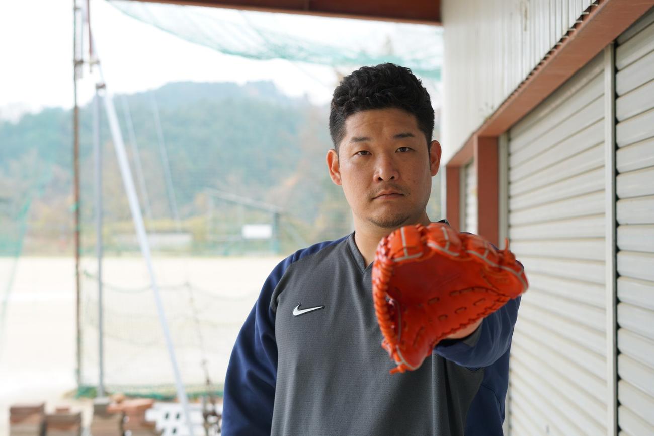 グラブをカメラに向かって突き出す筒香（撮影・為田聡史）