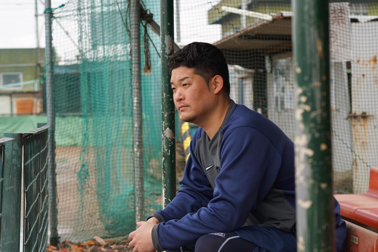 ベンチに座る筒香は真剣な表情でグラウンドを見つめる（撮影・為田聡史）