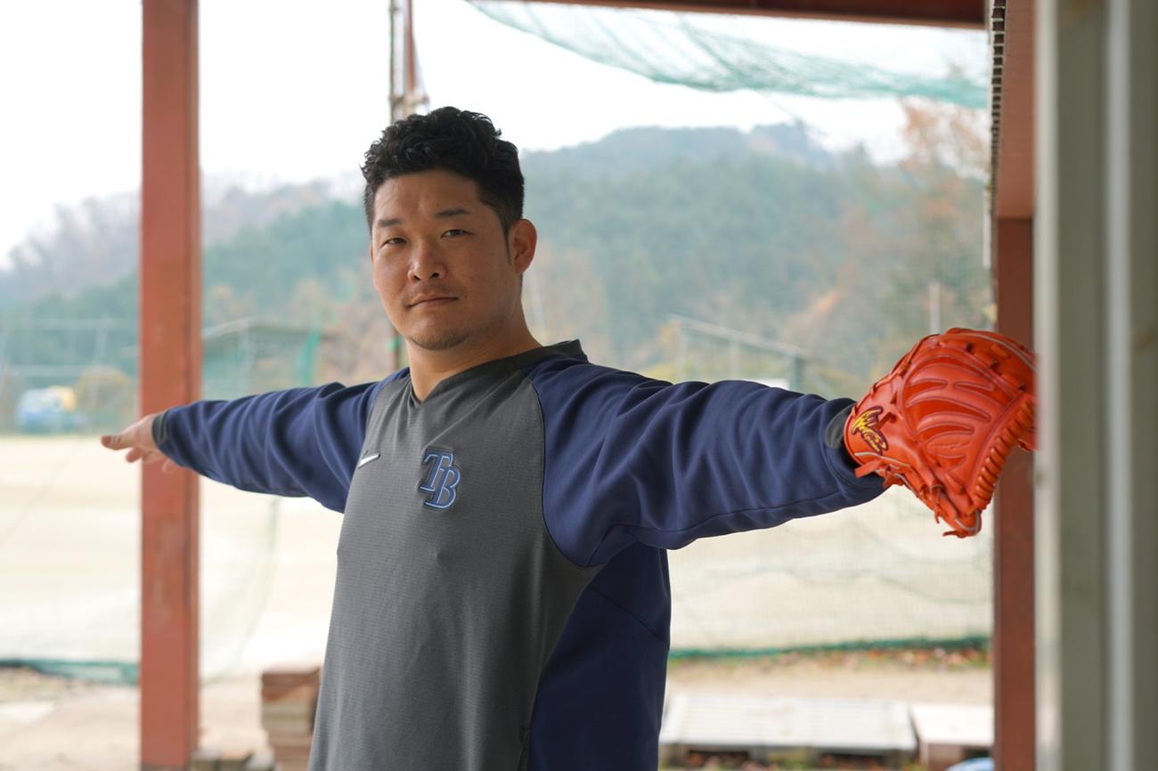 グラブを手に、両手を広げる筒香（撮影・為田聡史）