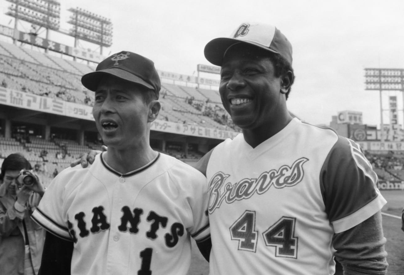 74年11月、日米野球での本塁打競争を前に、肩を抱き合う巨人王（左）とハンク・アーロンさん