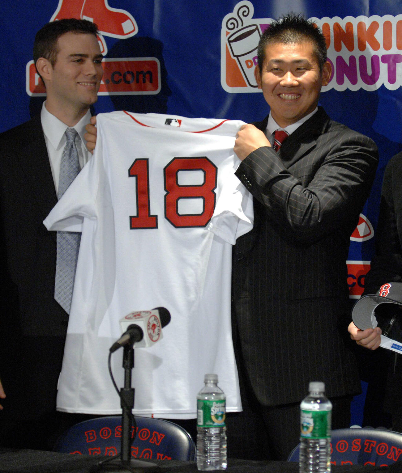 06年12月、入団発表で背番号「18」のユニホームを手に笑顔を見せる松坂大輔