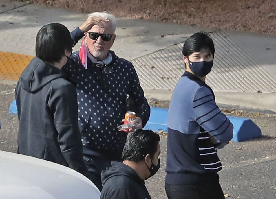 キャンプ施設を訪れマドン監督（左から2人目）とあいさつしたエンゼルス大谷（右端）（共同）