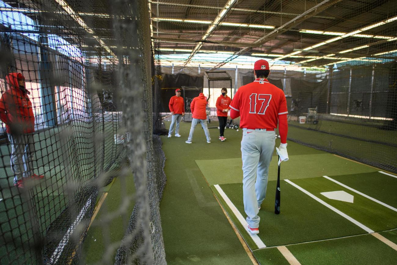 打撃練習に向かうエンゼルス大谷翔平投手（球団提供・USA　TODAY＝ロイター）