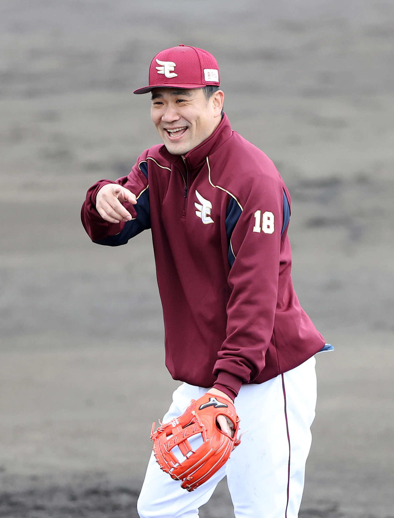 練習中、笑顔を見せる楽天田中将（撮影・鈴木正人）