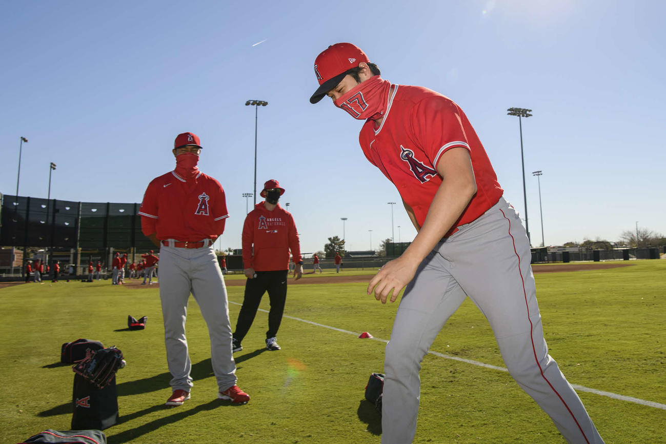 背番号「17」が入ったフェイスガードを着用して練習する大谷(Angels Baseball)
