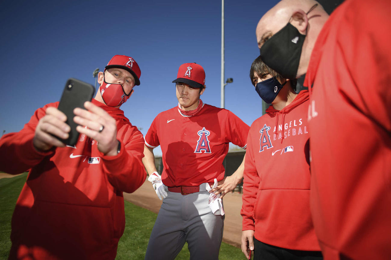 打撃練習中、スタッフと一緒に画像でフォームをチェックする大谷（左から2人目）(Angels Baseball)