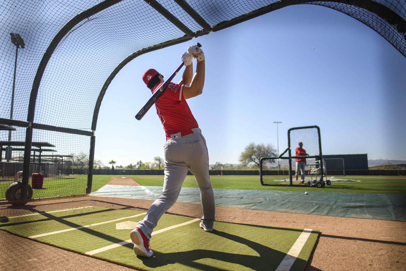 アリゾナの青空に向かって打球を飛ばすエンゼルス大谷(Angels Baseball)
