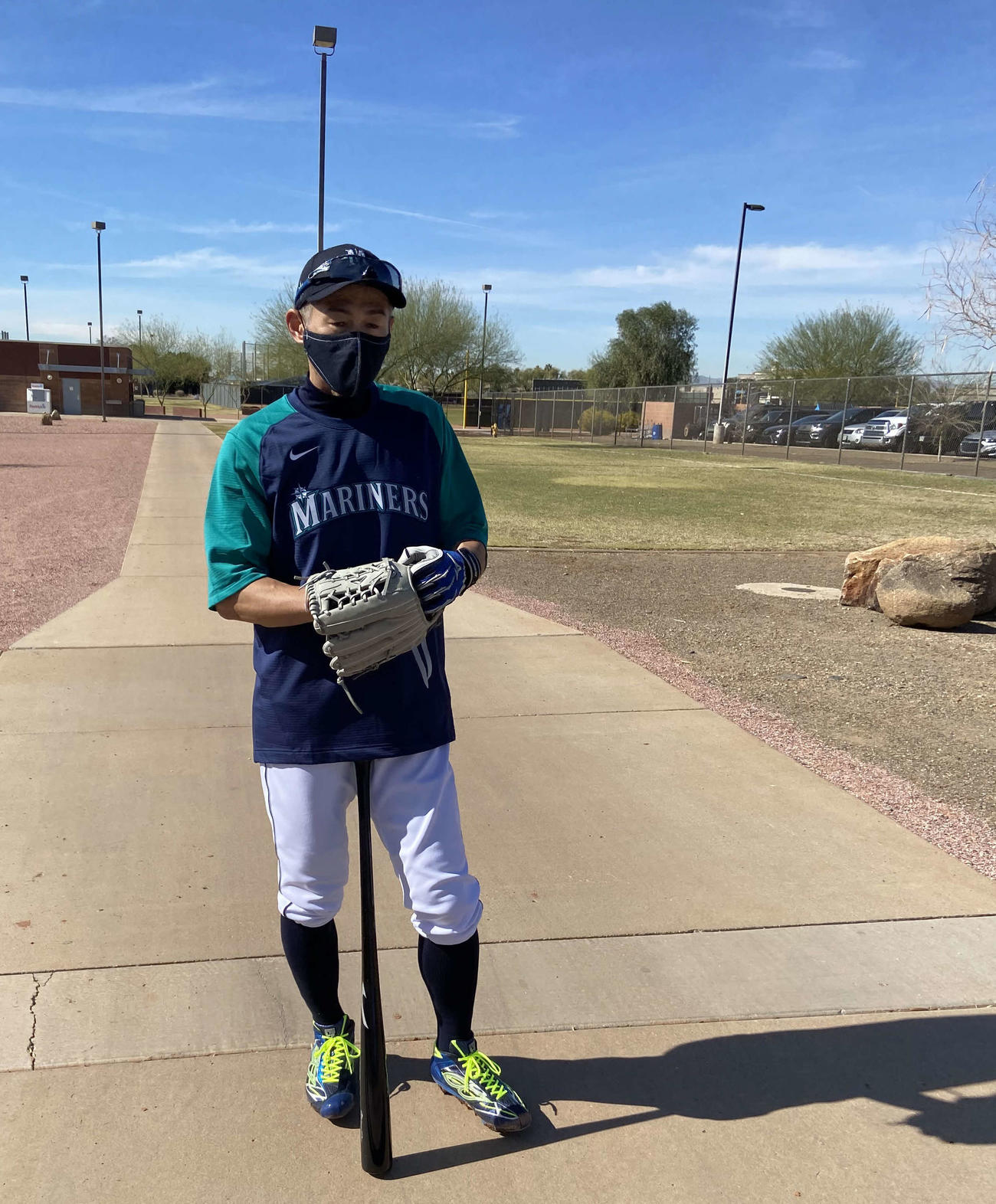 イチロー氏も、特注マスクを着用してキャンプイン