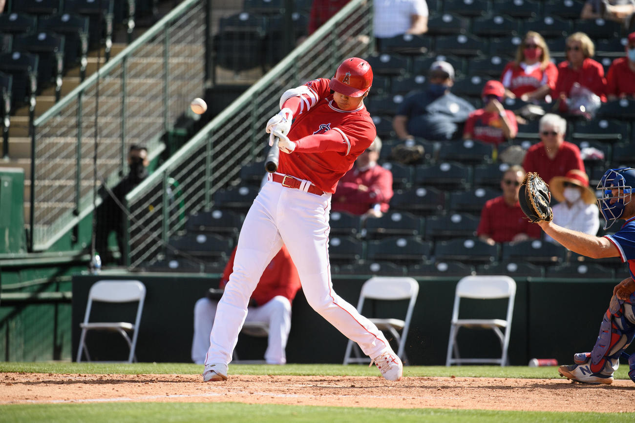 レンジャーズ戦の5回、オープン戦初本塁打となる2ランを放つエンゼルス大谷（Angels Baseball）