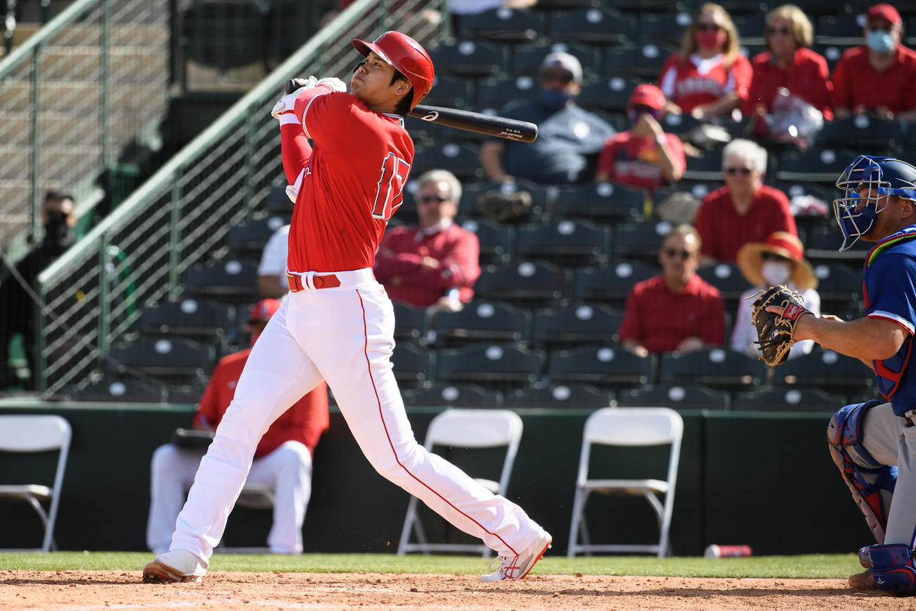 レンジャーズ戦の5回、オープン戦初本塁打となる2ランを放つエンゼルス大谷（Angels Baseball）