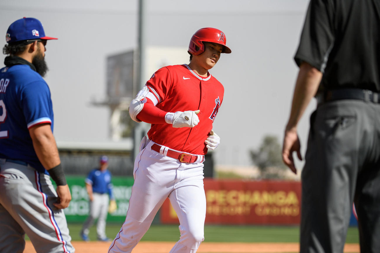 レンジャーズ戦の5回、オープン戦初本塁打となる2ランを放ち、ベースを回るエンゼルス大谷（Angels Baseball）