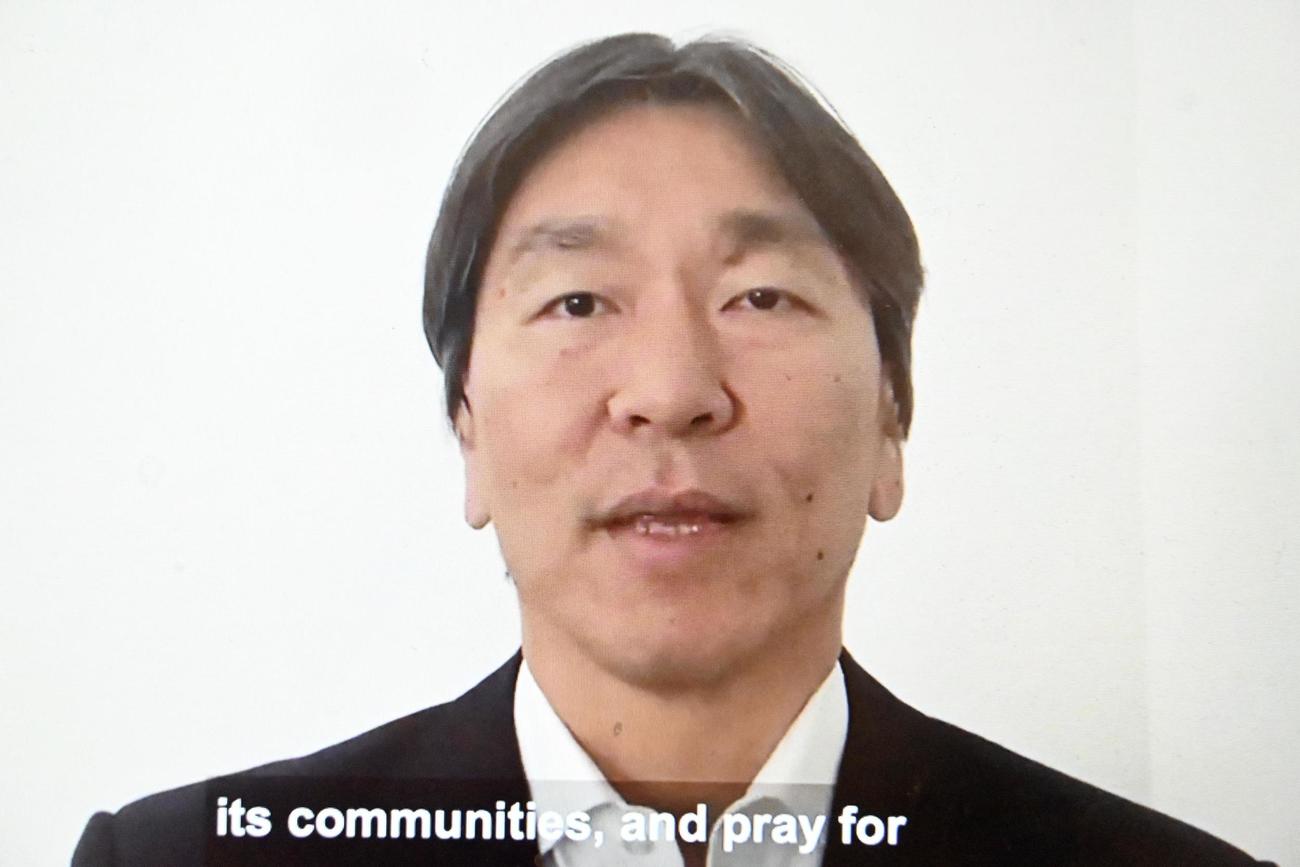 10日、在ニューヨーク総領事館が公開した動画であいさつする松井秀喜さん（共同）