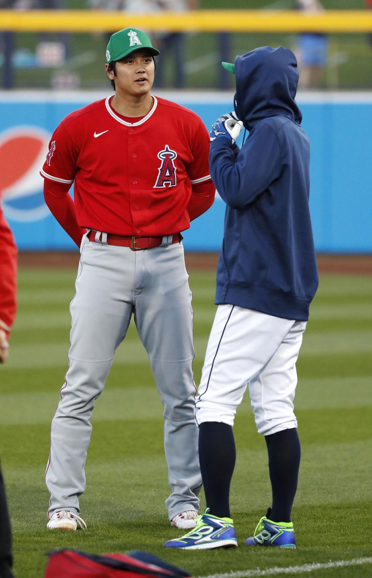 マリナーズ戦前に、イチローさん（右）と話すエンゼルス大谷（共同）