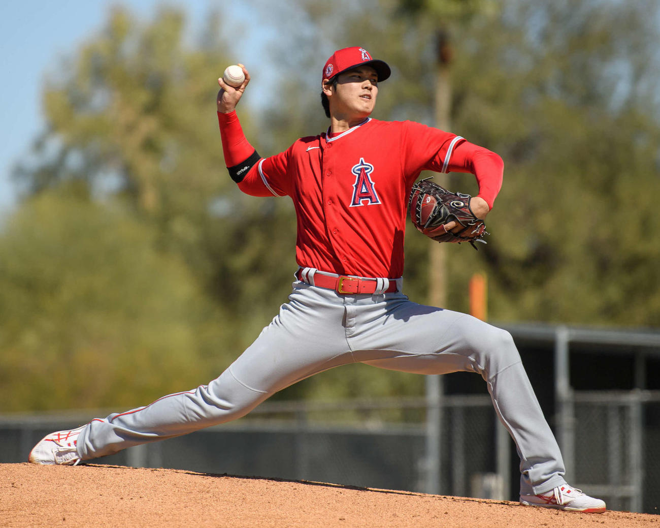 右ひじに黒いバンドをつけて投球練習するエンゼルス大谷（2021年2月24日＝Angels Baseball）