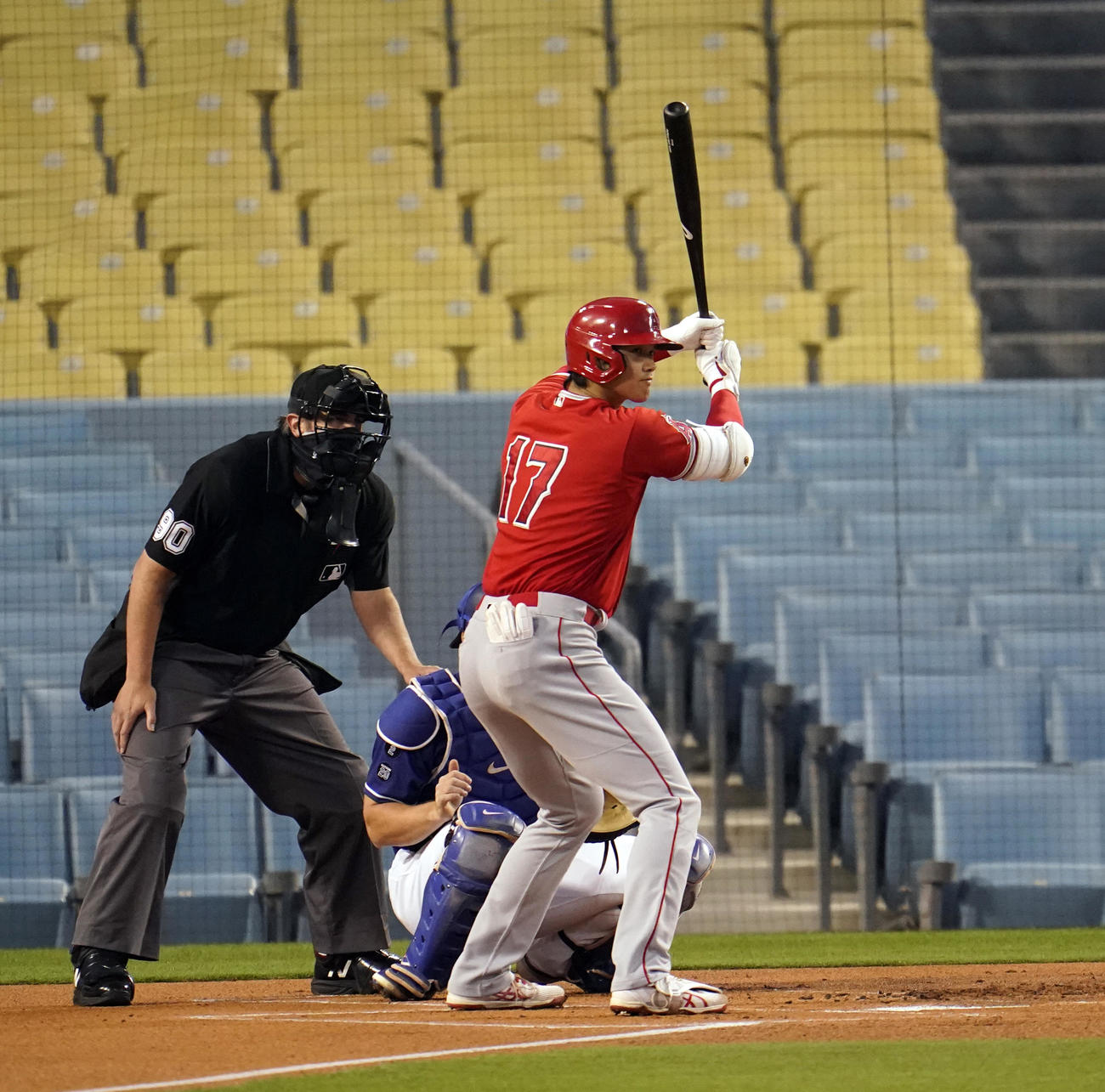ドジャース戦の1回に打席に立つエンゼルス大谷（AP）