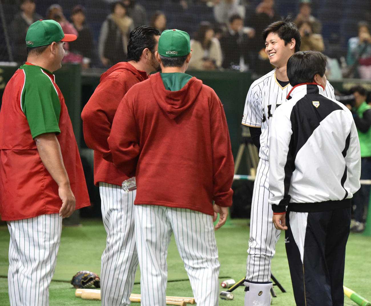 「侍ジャパン」強化試合　日本対メキシコ　試合前、エイドリアン・ゴンザレス（左から2人目）に話しかけられ笑顔を見せる大谷（2016年11月10日撮影）