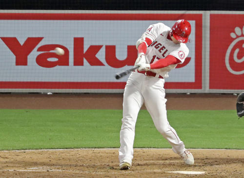ホワイトソックス戦の6回、右飛に倒れたエンゼルス大谷(共同)