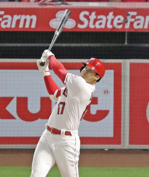 ホワイトソックス戦の6回、右飛に倒れたエンゼルス大谷(共同)