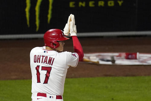 8回、勝ち越しのホームを踏み手をたたく大谷(AP)