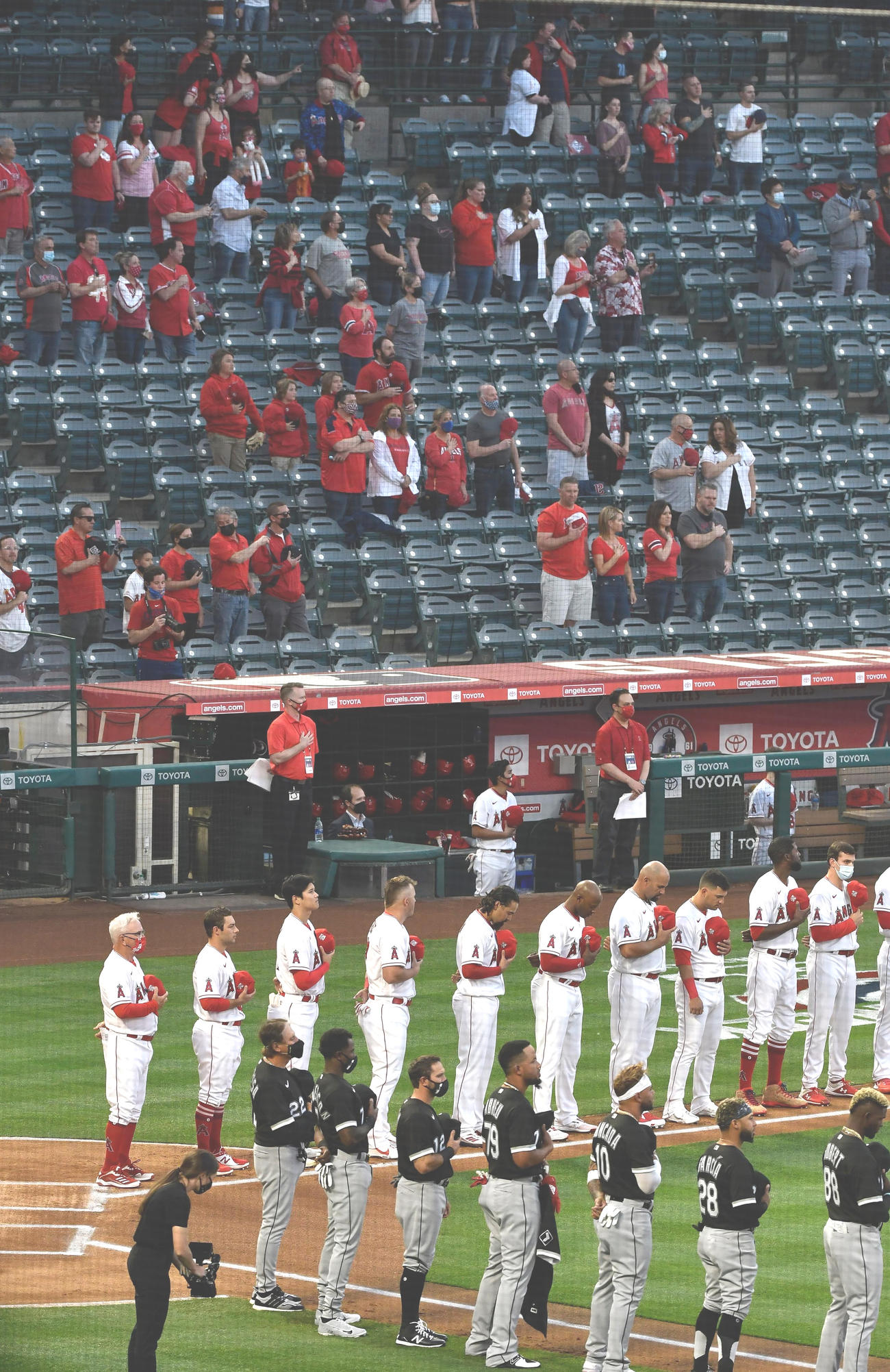 観客を入れ行われたエンゼルス－ホワイトソックス、試合前のセレモニー（ロイター）