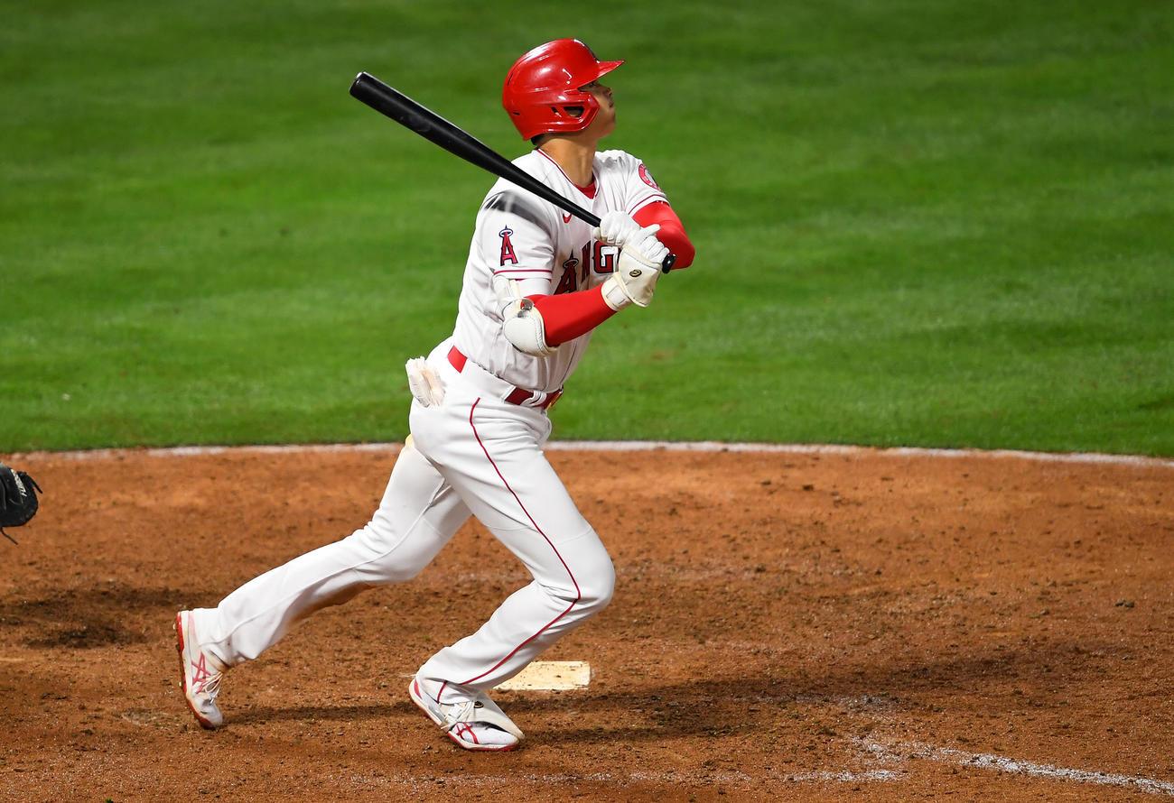 9回裏、右中間へ今季1号2ランを放つ大谷（ロイター）