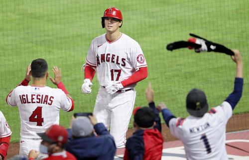 ホワイトソックス戦の9回、2ランを放ちチームメートやファンに迎えられるエンゼルス大谷(共同)