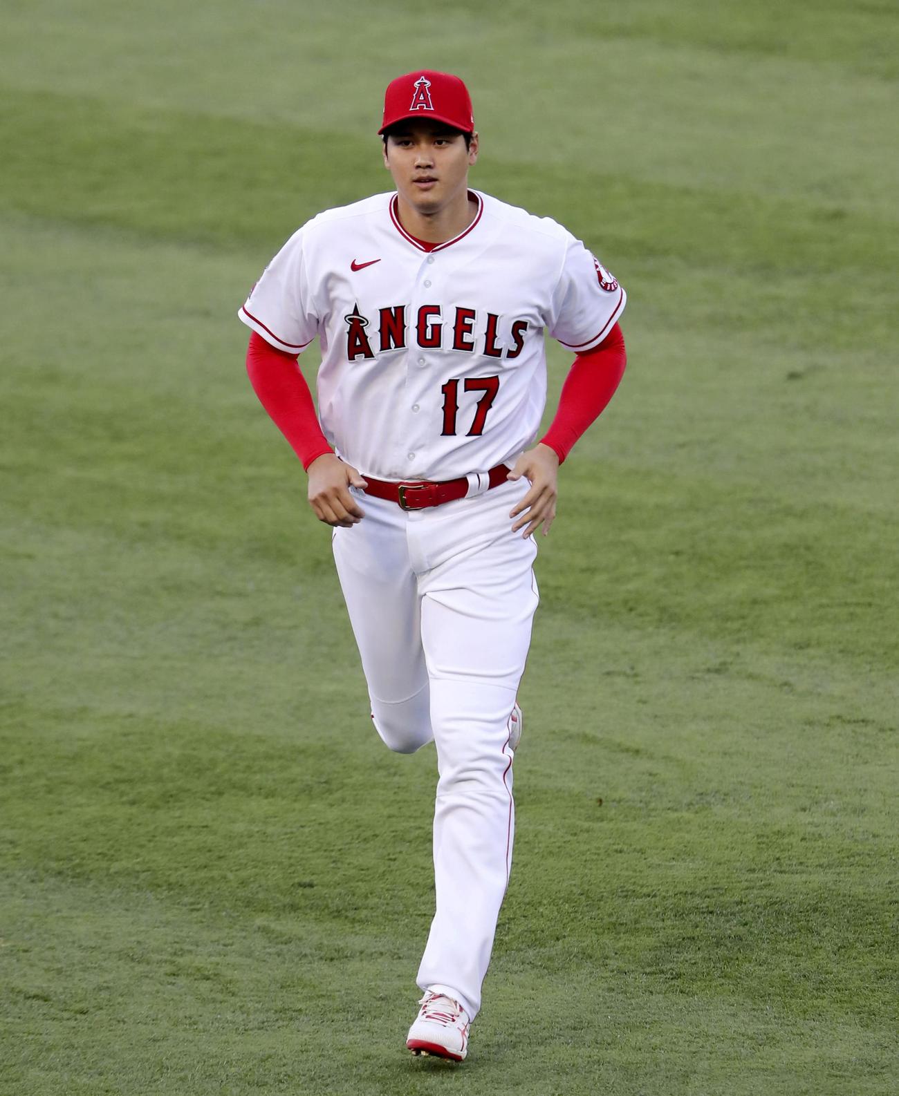 試合前にウオーミングアップするエンゼルス大谷（共同）