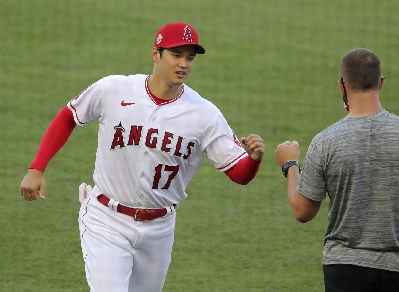 試合前のウオーミングアップを終えたエンゼルス大谷（共同）
