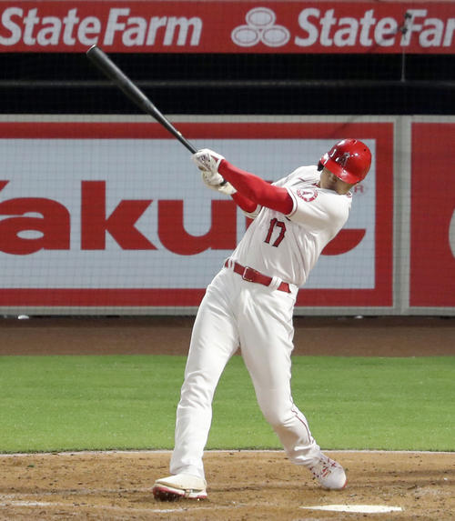 ホワイトソックス戦の5回、右前打を放つエンゼルス大谷（共同）