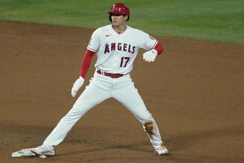 5回、今季初盗塁を決めた大谷（AP）
