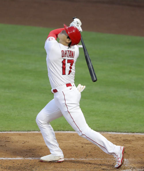 ホワイトソックス戦の3回、遊飛に倒れたエンゼルス大谷（共同）