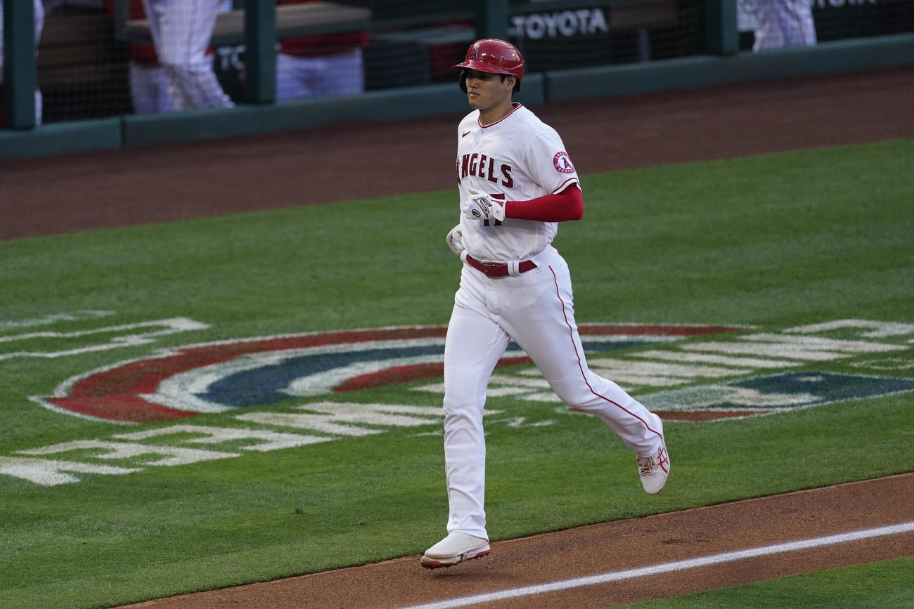 1回裏、先制ソロを放った大谷（AP）