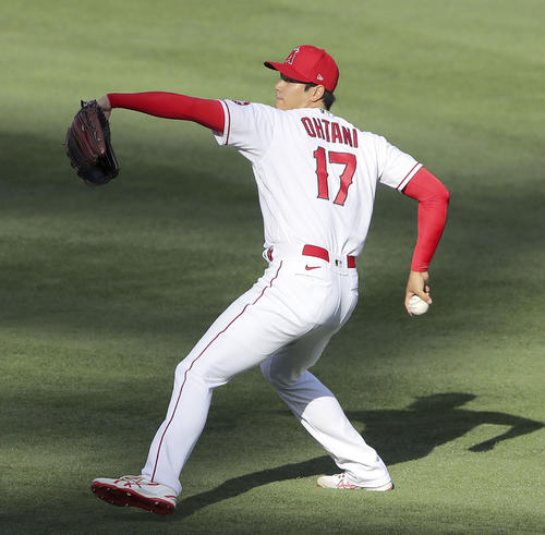 試合前、キャッチボールするエンゼルス大谷（共同）