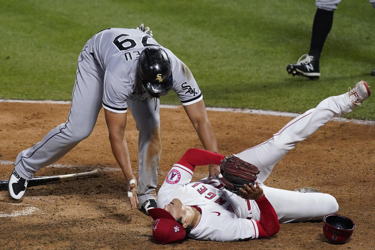 5回、本塁ベースカバーに入った大谷はスライディングを受け転倒する（AP）