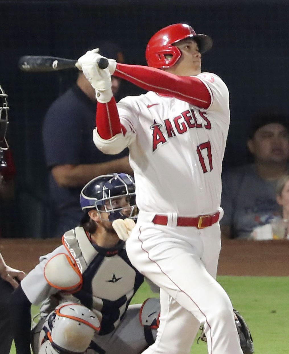タイガース戦の8回、この試合2本目となる21号本塁打を放つエンゼルス大谷（共同）