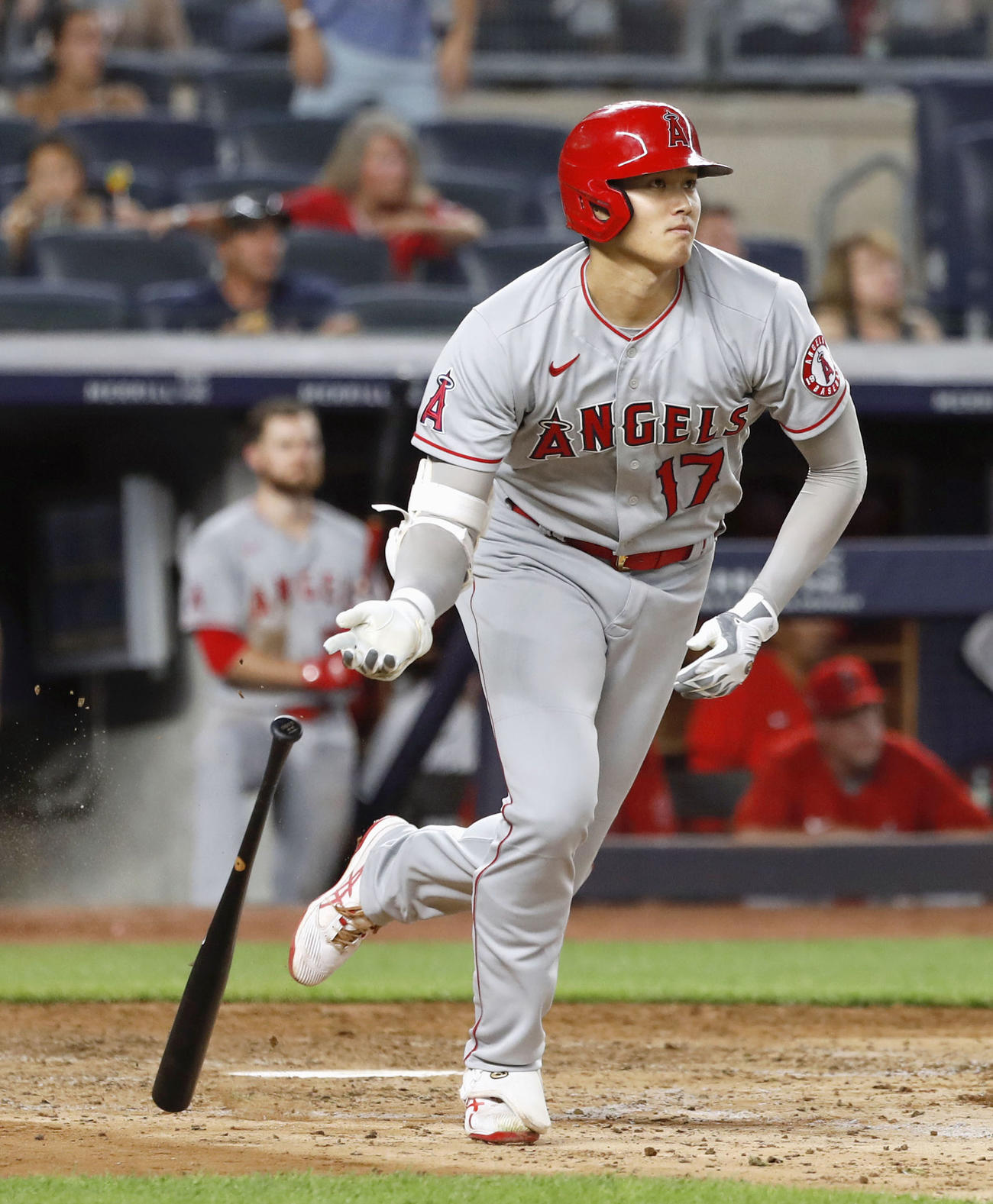 ヤンキース戦の5回、2打席連続本塁打となる28号2ランを放つエンゼルス・大谷＝ニューヨーク（共同）