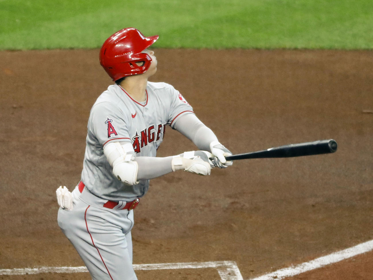 アストロズ戦の3回、中越えに6号ソロを放つエンゼルス大谷（共同）
