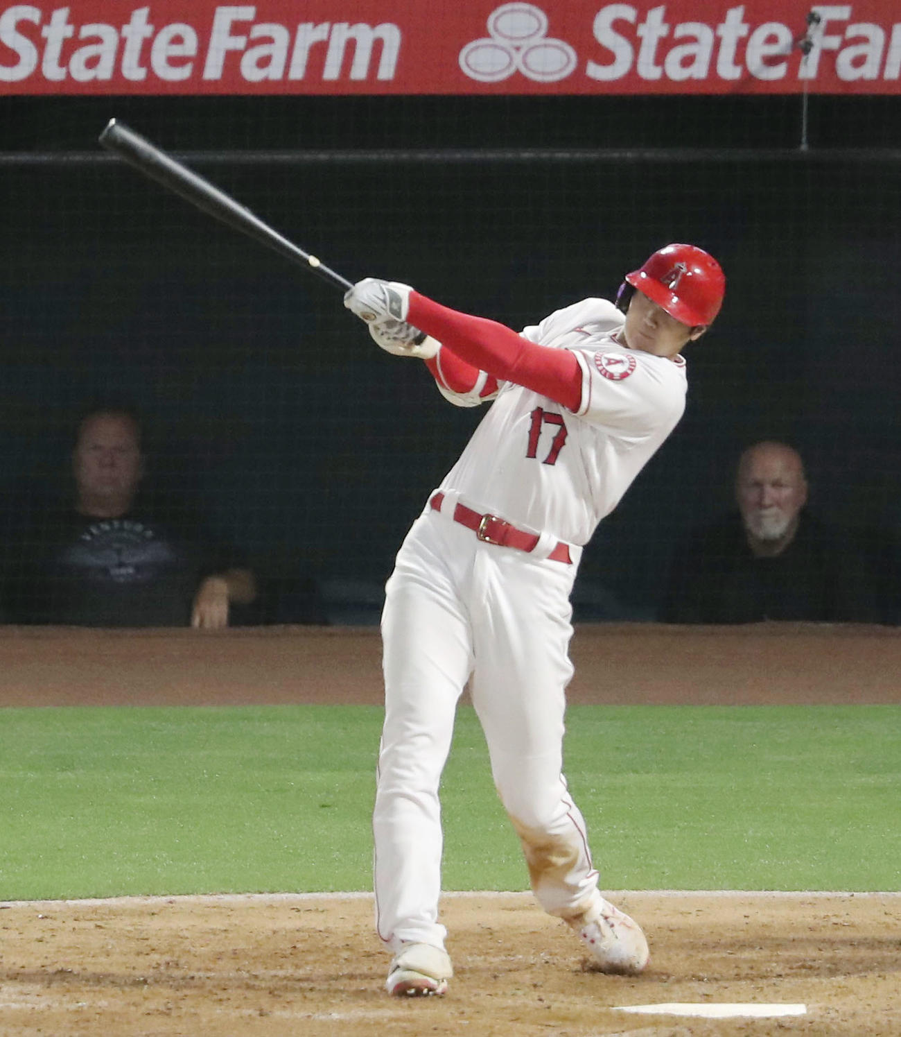 6回、中越えに9号2ランを放つエンゼルス大谷（共同）