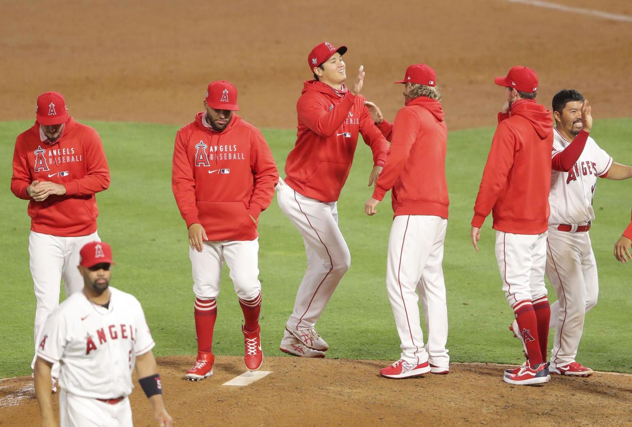 アストロズに逆転勝ちし、チームメートとタッチを交わすエンゼルス大谷（中央）（共同）