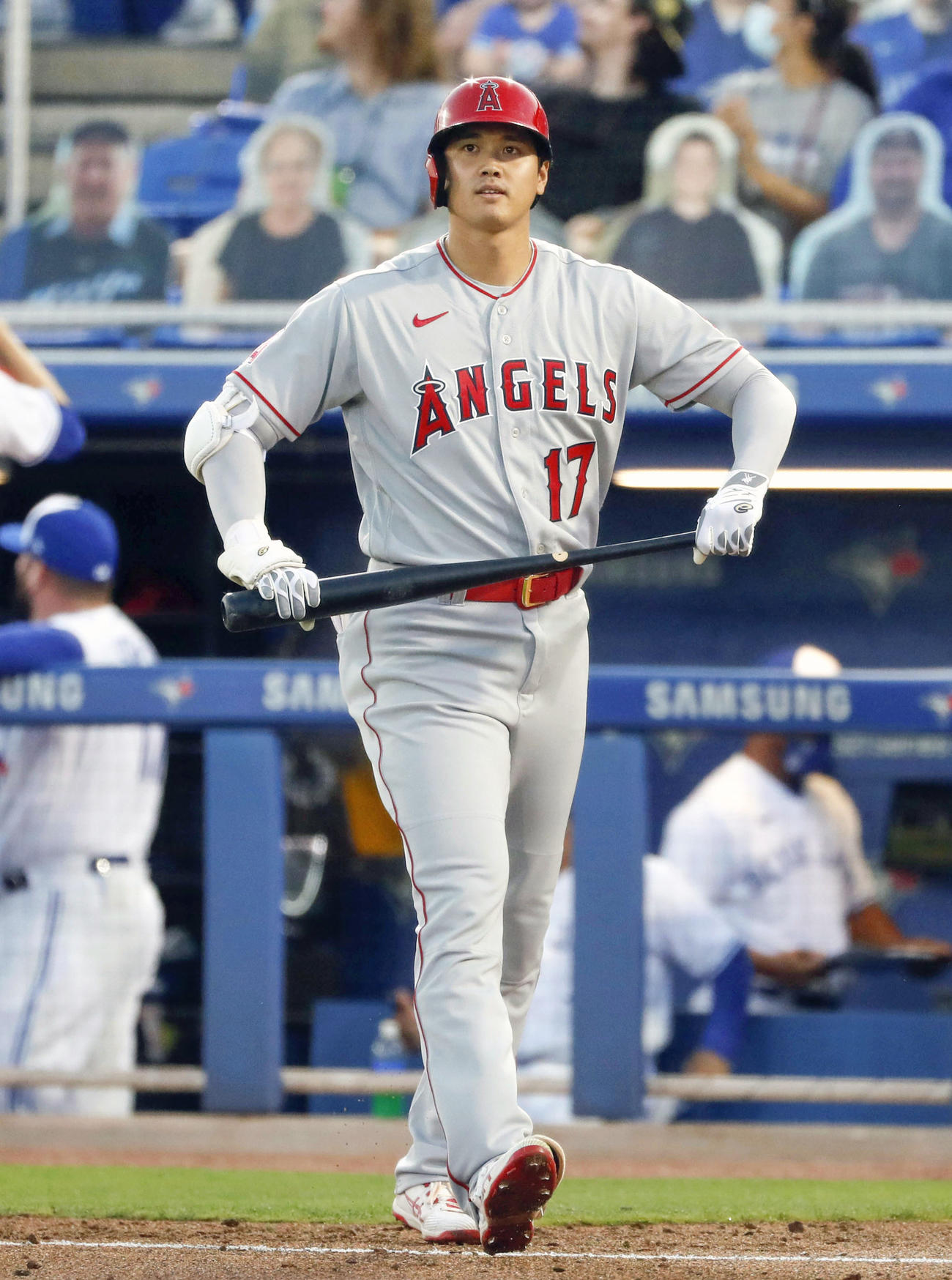 2回、一直に倒れベンチに戻るエンゼルス大谷（共同）