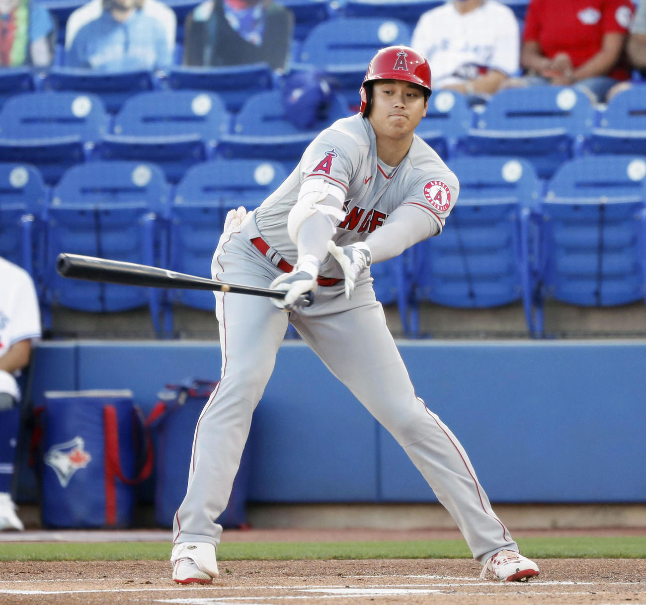 1回、空振り三振に倒れるエンゼルス大谷（共同）