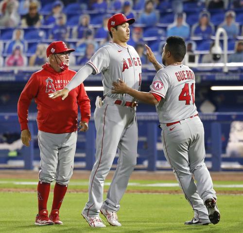 延長戦でブルージェイズに勝利し、チームメートと喜ぶエンゼルス大谷。左はマドン監督（共同）
