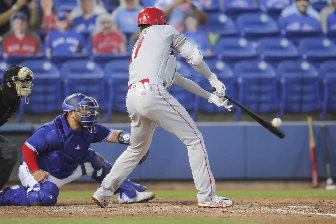 2回、走者一掃の適時二塁打を放つ大谷（AP）