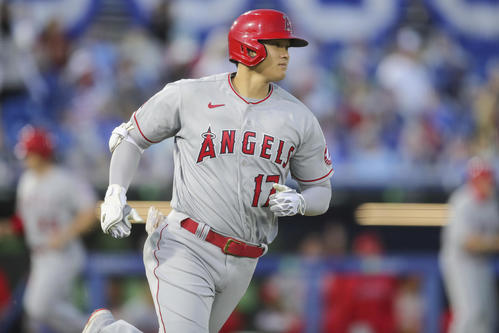 2回、右中間へ走者一掃の3点二塁打を放つ大谷（AP）